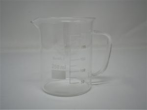 Vaso de vidrio con asa