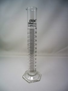 Cilindro graduado de cristal con base de hexágono