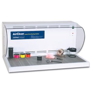 Estación de desempolvado de impresiones latentes de corriente descendente